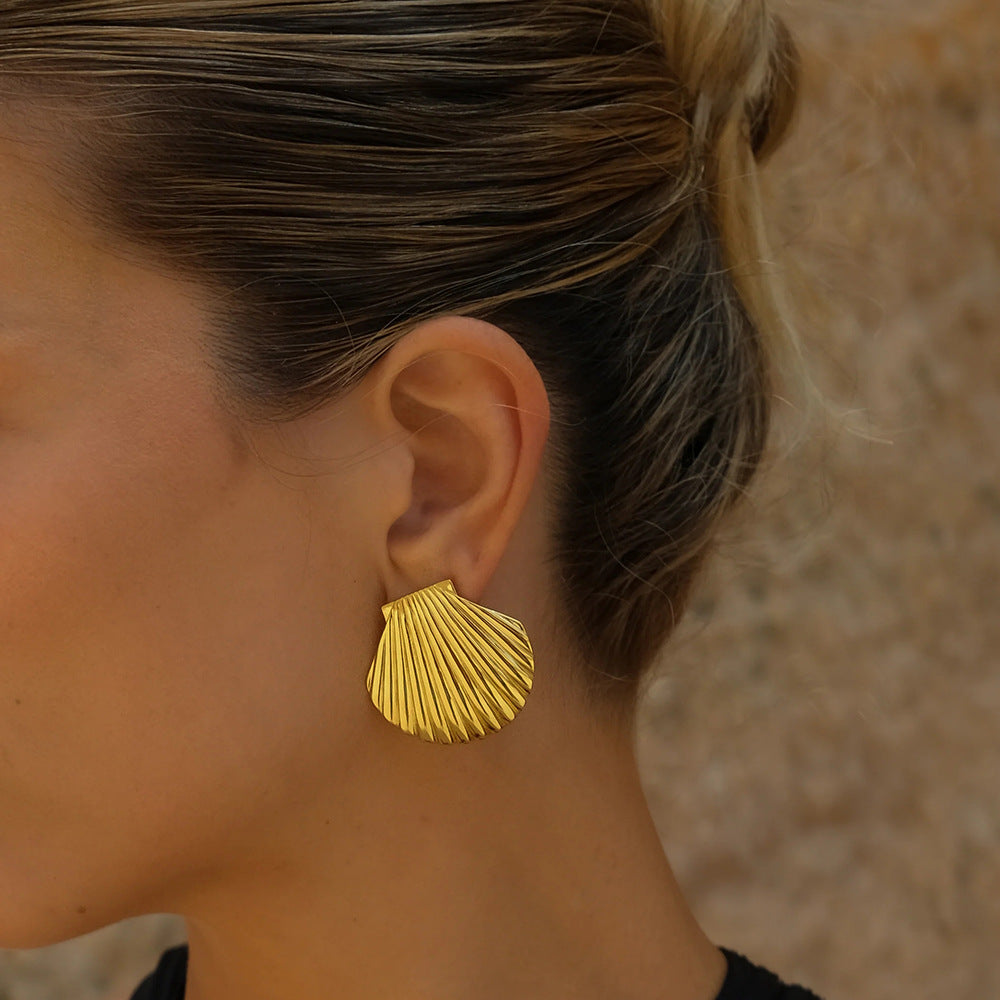 Nicole Seashell Gold Earrings